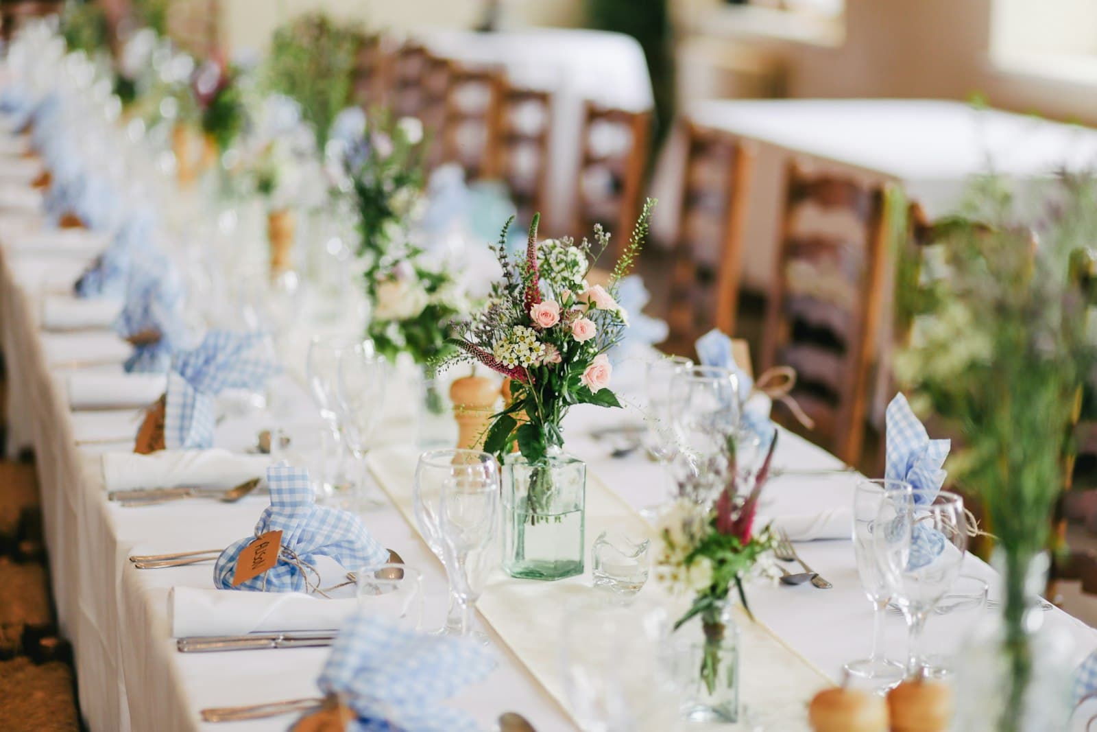 Une table de réception dressée en plein air